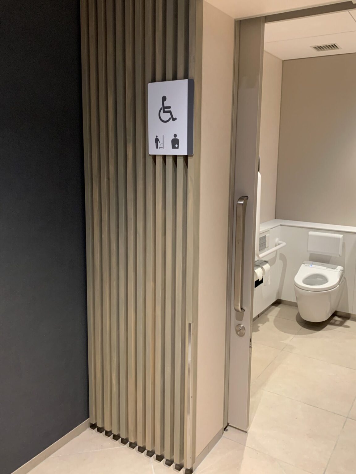 トイレの誘導・内部サイン製作・施工 SUS・アクリル+インクジェット出力シート切文字 福岡の看板のことなら！エフ